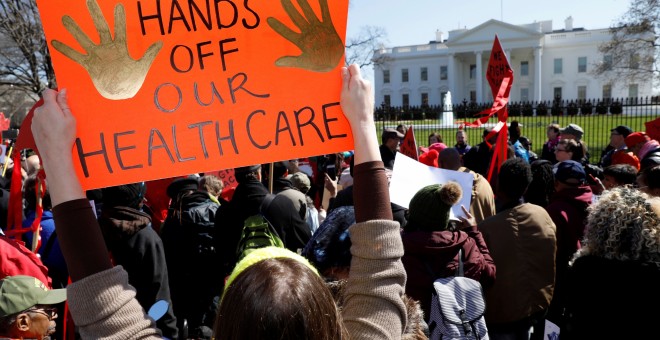 Protestas en frente de la Casa Blanca por la posible derogación del Obamacare. REUTERS/Kevin Lamarque