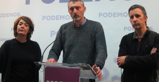 Oscar Urralburu en rueda de prensa junto a Urbina y Giménez (Podemos). / EUROPA PRESS