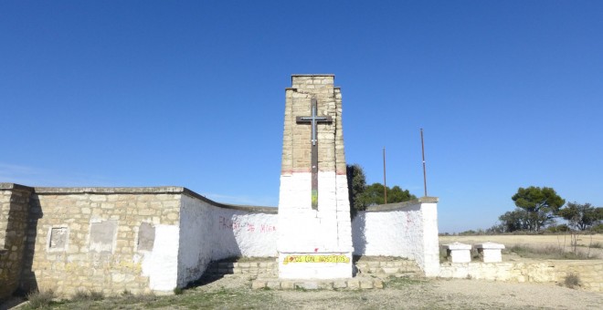 Creu en memòria dels morts del bàndol franquista, a la posició San Simón. JORDI DE MIGUEL