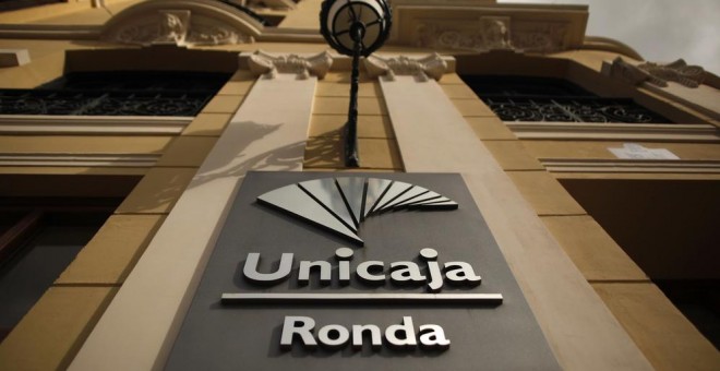 El logo de Unicaja en una oficina de la localidad malagueña de Ronda. Reuters