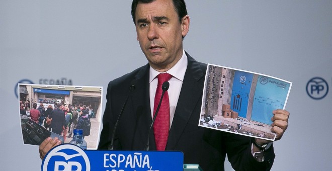 Fernando Martínez Maillo muestra las imágenes de la concentración de este lunes. EUROPA PRESS