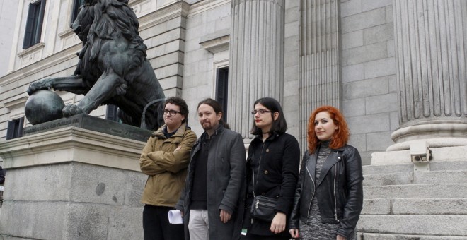 El secretario general de Podemos, Pablo Iglesias (2i), acomapañado por la tuitera Cassandra Vera (2d), el humorista Facu Díaz, y la diputada Sara Carreño. EFE/Víctor Lerena