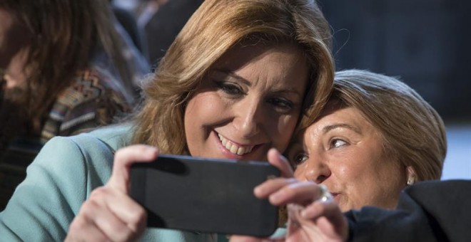 La presidenta andaluza, Susana Díaz, se hace un selfi con una de las mujeres asistentes al acto de presentación del balance y los nuevos retos de la Ley para la Promoción de la Igualdad de Género en Andalucía, con motivo de su décimo aniversario, hoy en