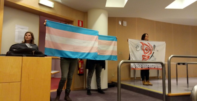 Miembros de la asociación Chrysallis, por los derechos de los menores transexuales, durante la intervención del presidente de Hazte Oír / Jairo Vargas