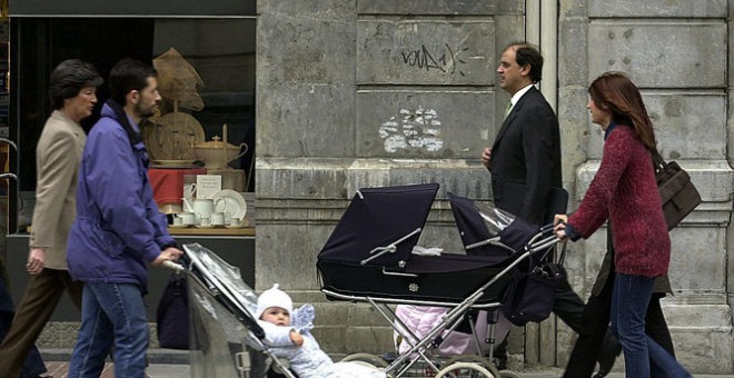 Un hombre paseando con un bebé. EFE