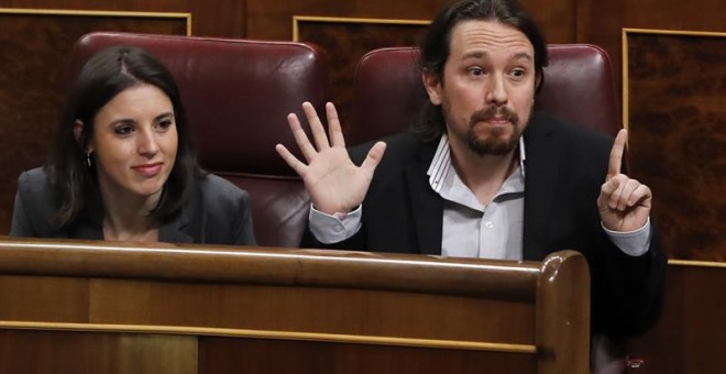 El líder de Podemos, Pablo Iglesias,se dirige al ministro del Interior, Juan Antonio Zoido, durante la sesión de control al Gobierno que se celebra hoy en el pleno del Congreso de los Diputados. EFE/Ballesteros