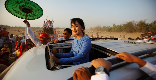 Aung San Suu Kyi tras regresar de la campaña electoral en Kawhmu (Archivo). / REUTERS