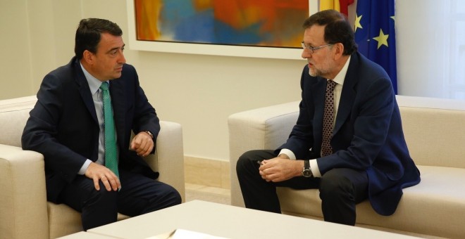 El portavoz parlamentario del PNV, Aitor Esteban, junto a Mariano Rajoy. EUROPA PRESS