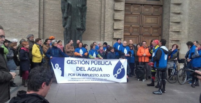 La Red del Agua Pública de Aragón cerró el domingo en Zaragoza la caravana que ha recogido la oposición al Plan de Saneamiento por toda la comunidad. RAPA/JESÚS SAMPÉRIZ