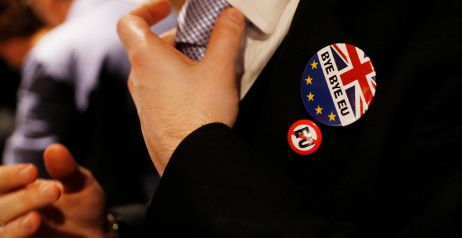 Un hombre porta una corbata Pro-Brexit en un evento celebrado después de que la primera ministra británica, Theresa May anunciase el proceso de separación de Gran Bretaña de la Unión Europa.REUTERS/Peter Nicholls