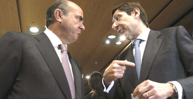 El ministro de Economía, Luis de Guindos, con el presidente de  Bankia, José Ignacio Goirigolzarri. EFE
