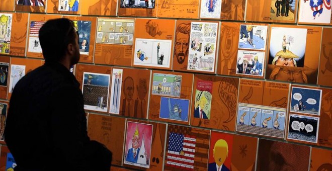 Un visitante observa varios 'retratos' de Donald Trump en el Salón del Cómic de Barcelona, la principal cita española del sector, que ha inaugurado este jueves su 35 edición. EFE/Toni Albir