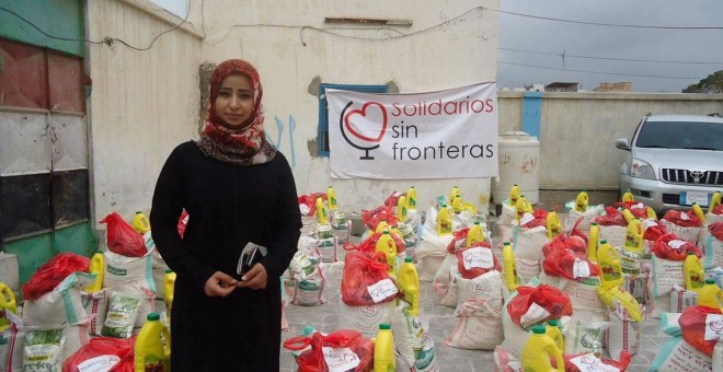 Faten, de Solidarios Sin Fronteras, repartiendo la ayuda en Yemen