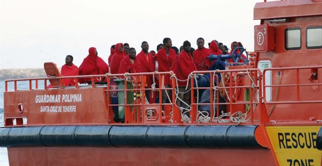 Llegada al puerto de Almeria de 33 inmigrantes rescatados por Salvamento Marítimio el pasado viernes.- EFE / Ricardo García.