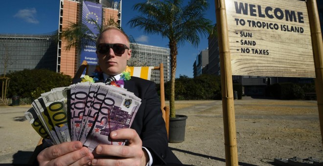 Un activista en una protesta contra los paraísos ficales frente al edificio de la Comisión Europea, en Bruselas.