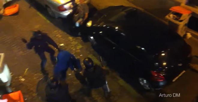 Agentes de UIP agreden a un joven al que acaban de sacar de un bar tras la protesta del 29 de septiembre de 2012 'Rodea el Congreso'.- VÍDEO DE YOUTUBE DE ARTURO DM