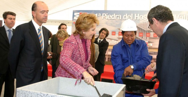 Aguirre coloca la primera piedra del hospital de Vallecas en presencia de Manuel Lamela (izquierda) y Ruiz-Gallardón (de espaldas). EFE