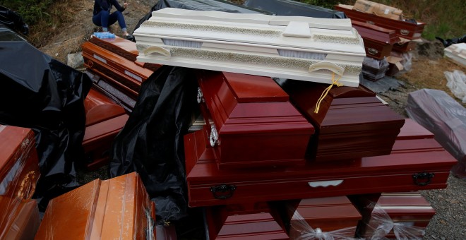 Ataudes apilados para cobijar a los cadáveres por la tragedia de Mocoa. /REUTERS