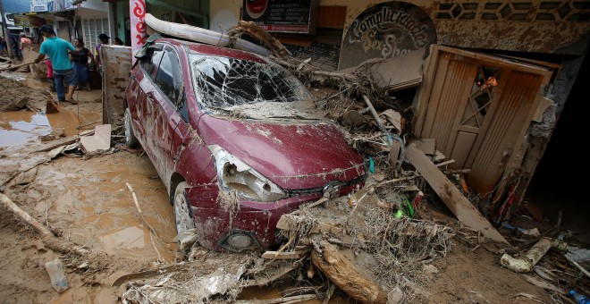 Un coche destrozado por la riada en Mocoa. /REUTERS