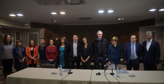 Los representantes de las formaciones políticas vascas y navarras (salvo PP y UPN), antes de la lectura de su texto sobre el desarme de ETA. REUTERS/Vincent West