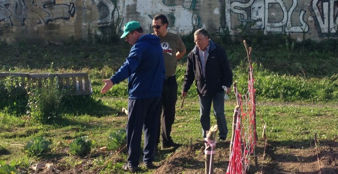 Un grupo de activistas en La Huertaka, huerto ecologista de Barakaldo