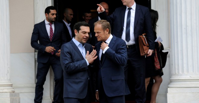 El presidente del Consejo Europeo, Donald Tusk junto al Primer Ministro griego, Alexis Tsipras a la salida de la Mansión Máxima en Atenas, Grecia. REUTERS/Michalis Karagiannis