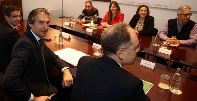 El ministro de Fomento, Íñigo de la Serna (2i), en la sala Tàpies del Ayuntamiento de Barcelona, donde se ha reunido este jueves con la alcaldesa de la capital catalana, Ada Colau (2d), para tratar sobre las inversiones en esta ciudad y ha anunciado que l