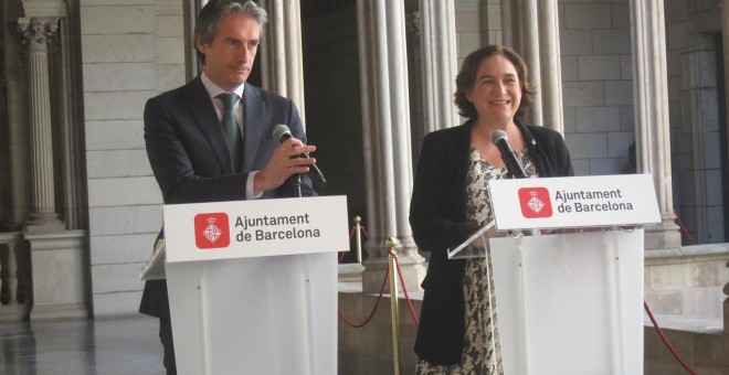 El ministro de Fomento, Iñigo de la Serna junto a la alcaldesa de Barcelona, Ada Colau, tras su reunión de este jueves. EUROPA PRESS