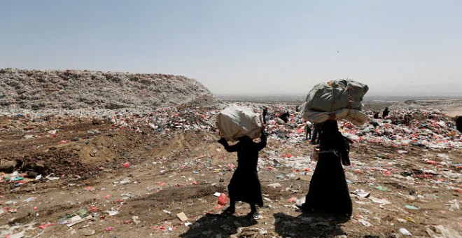 Dos mujeres caminan cargadas en Sanaa,Yemen. REUTERS/Khaled Abdullah