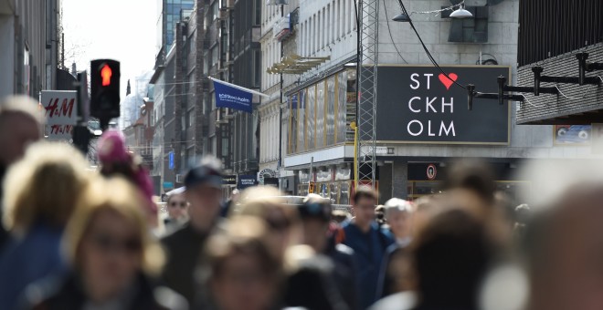 La calle comercial Drottninggatan de Estocolmo, este domingo, dos días después del ataque terrorista que ha provocó cuatro muertos. REUTERS