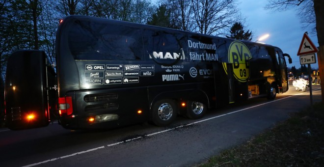 El autobús del Borussia Dortmund. - REUTERS