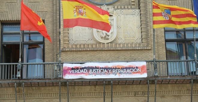 Pancarta de en apoyo a la conmemoración de la II República en el ayuntamiento de Zaragoza./ EUROPA PRESS
