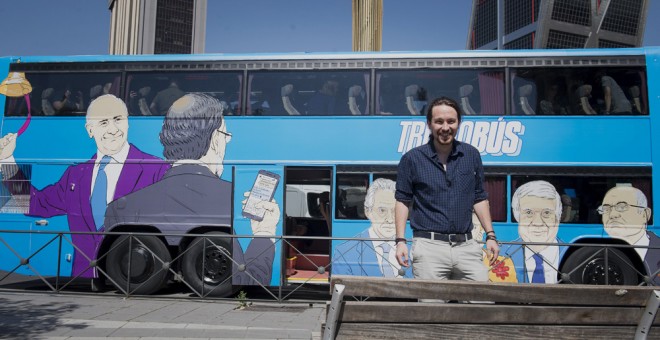 El secretario general de Podemos, Pablo Iglesias, momentos antes de subirse al 'tramabús', en la Plaza de Castilla de Madrid. EFE/Luca Piergiovanni