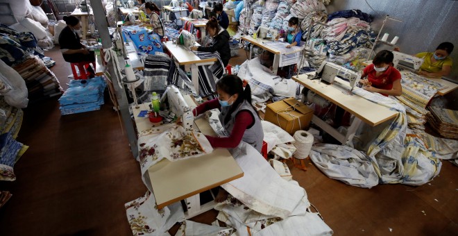 Un grupo de mujeres  trabaja en una fábrica privada que produce mantas fuera de Hanoi, Vietnam.REUTERS / Kham