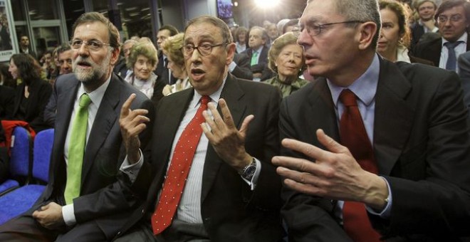 El presidente de La Razón, Mauricio Casals, entre Mariano Rajoy y Alberto Ruiz-Gallardón, en marzo de 2011 en Madrid. | BALLESTEROS (EFE)