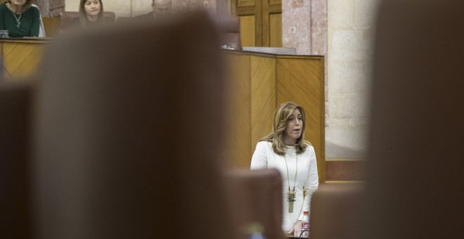 La presidenta andaluza, Susana Díaz, en una de sus intervenciones durante la sesión de control al Ejecutivo esta tarde en el Parlamento de Andalucía en Sevilla. EFE/Julio Muñoz