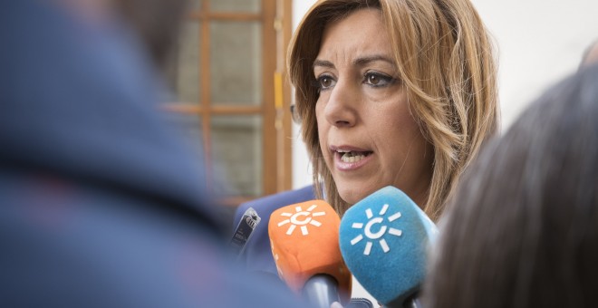 La presidenta andaluza, Susana Díaz, atiende a los medios en el Parlamento de Andalucía en Sevilla. EFE/Julio Muñoz
