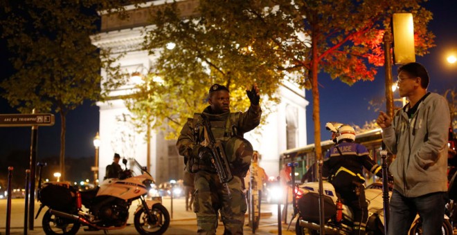 Un soldado, cerca del Arco del Triunfo de París. REUTERS/Benoit Tessier