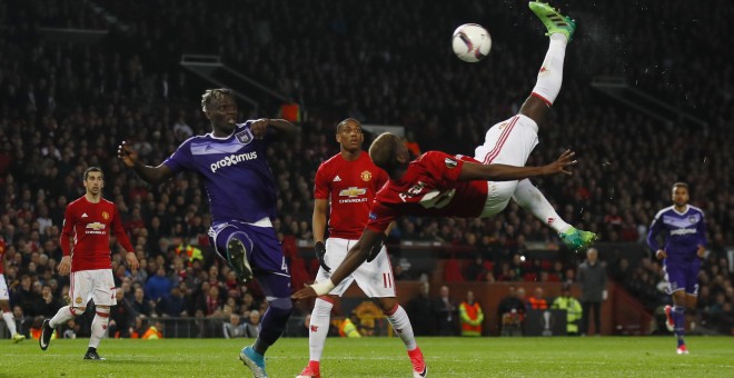 El jugador francés del Manchester United Paul Pogba remata de chilena en el partido de la Europa League contra el Anderlecht. REUTERS/Jason Cairnduff