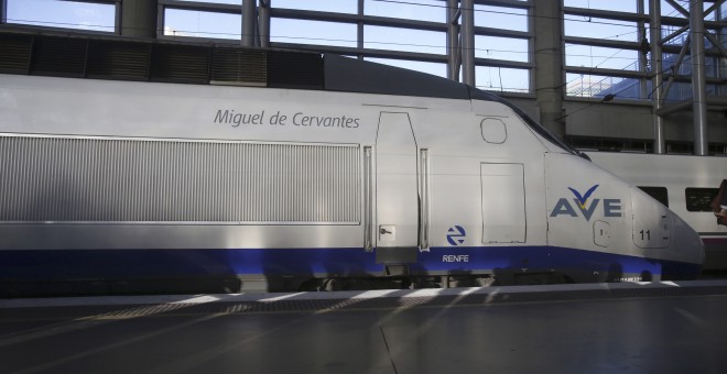 Vista del AVE que hizo por primera el trayecto Madrid-Sevilla hace veinticinco años que ha sido bautizado con un nombre propio, el de Miguel de Cervantes y lleva pintada la misma rotulación que tenían estos trenes hace veinticinco años. EFE/Kiko Huesca