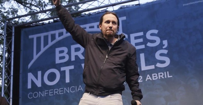 El secretario general de Podemos, Pablo Iglesias, durante el mitín celebrado esta tarde en el Parque Casino de la Reina, en Madrid, tras la conferencia 'Puentes, no muros' contra las políticas excluyentes de la UE. EFE / Fernando Alvarado.