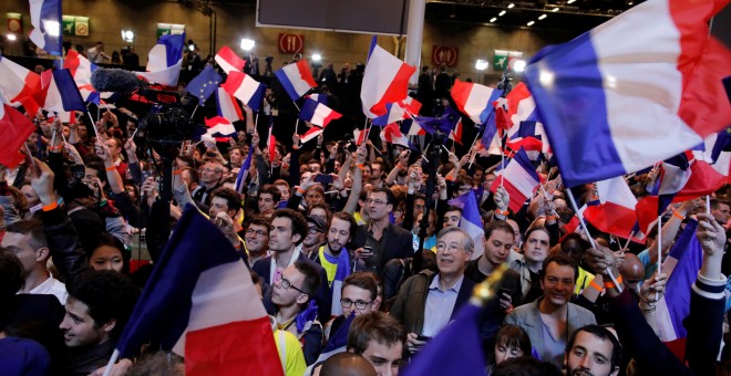 Seguidores del candidato centrista Emmanuel Macron, en la sede del partido movimiento En Marcha, en París.-REUTERS