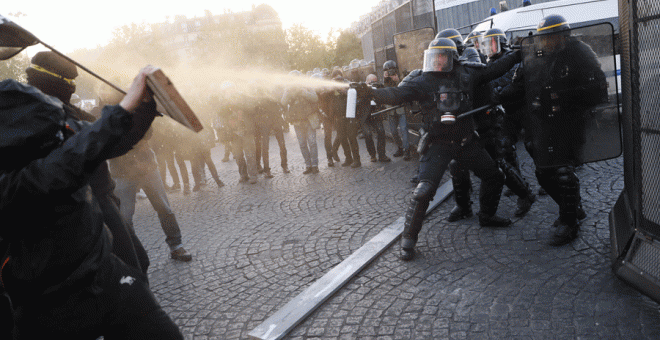 Choque entre grupos antifascistas y la fuerzas policiales en París.- AFP