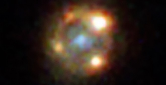 Cruz de Einstein de la supernova iPTF16geu, con la galaxia que la magnifica en el centro, captada por el telescopio espacial Hubble. –ESA/NASA