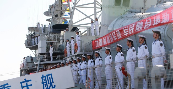 Soldados de la Armada china forman en la cubierta de su destructor durante el Día Nacional de la Armada, en Binhai (Tianjin), este domingo 23 de abril. REUTERS
