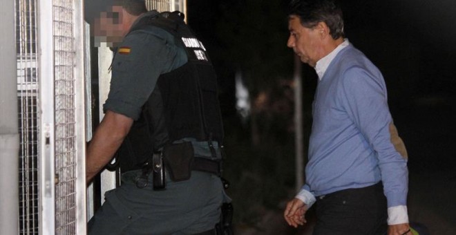 Ignacio González entra en las dependencias de los calabozos de Tres Cantos tras ser detenido por la Operación Lezo. EFE/Javier López