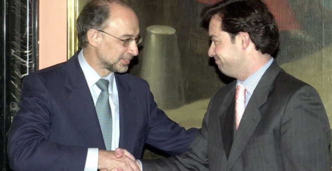 Fotografía de 2003 del entonces ministro de Hacienda en el Gobierno de Aznar, Cristóbal Montoro, con el recién nombrado secretario de Estado de Presupuestos, Ricardo Martínez Rico. EFE