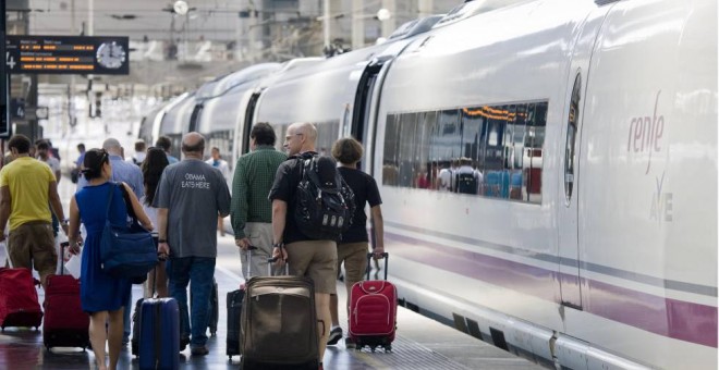 Viajeros a punto de subir a un tren AVE.