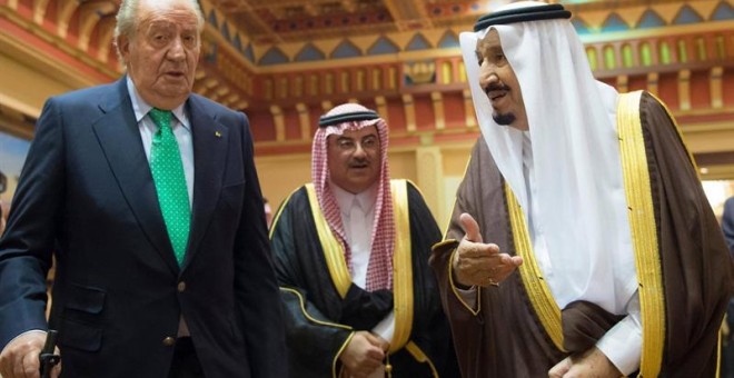 El rey Juan Carlos I, junto con el rey saudí Salman Bin Abdelaziz. EFE