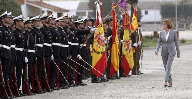 La ministra de Defensa, María Dolores de Cospedal, pasa revista a las tropas que le rindieron honores a su llegada al Acuartelamiento de 'El Goloso' (Madrid), donde ha presidido este martes la reunión del Capítulo extraordinario de la Real y Militar Orden